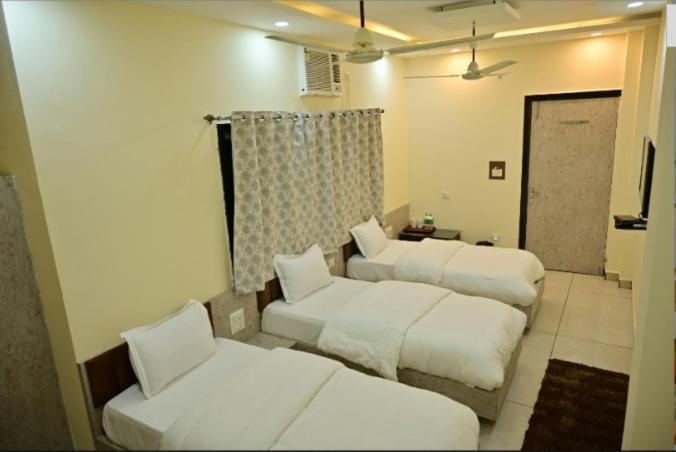 Hotel Raghuveer Inn By Bookingcare Sitapur Muafi エクステリア 写真