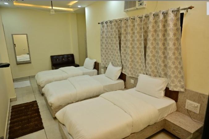 Hotel Raghuveer Inn By Bookingcare Sitapur Muafi エクステリア 写真
