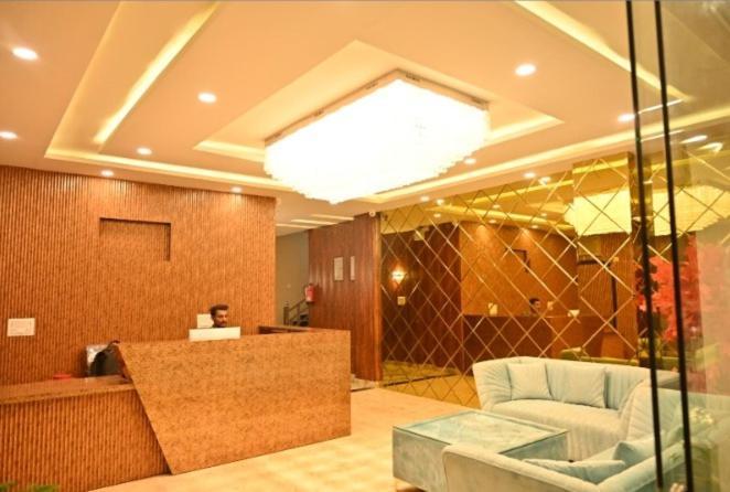 Hotel Raghuveer Inn By Bookingcare Sitapur Muafi エクステリア 写真