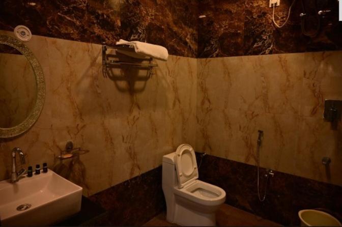 Hotel Raghuveer Inn By Bookingcare Sitapur Muafi エクステリア 写真
